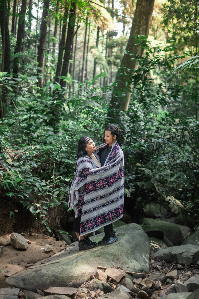 Fotografer prewedding Jakarta konsep natural outdoor pasangan di hutan dengan kain etnik
