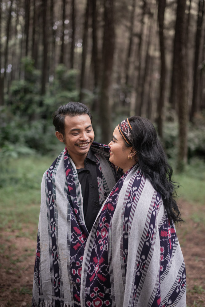 Fotografer prewedding Jakarta konsep natural outdoor pasangan di hutan dengan kain etnik